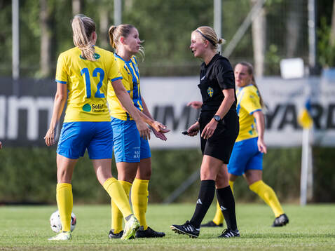 Eskilsminnes Julia Nyberg Spets och Domare Molly Froste