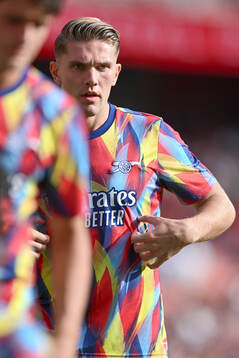 Viktor Gyökeres of Arsenal warming up