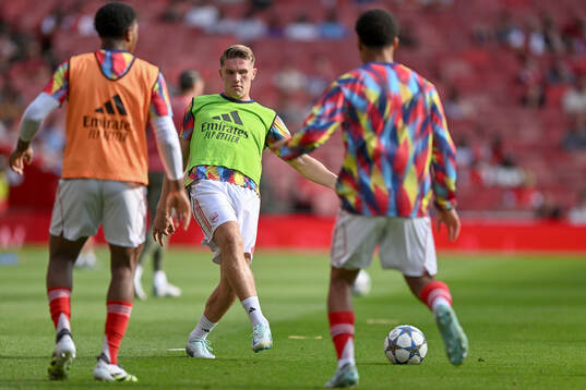 Viktor Gyökeres of Arsenal warming up
