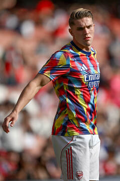 Viktor Gyökeres of Arsenal warming up