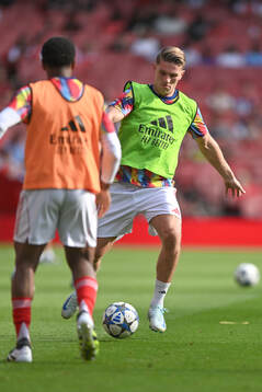Viktor Gyökeres of Arsenal warming up