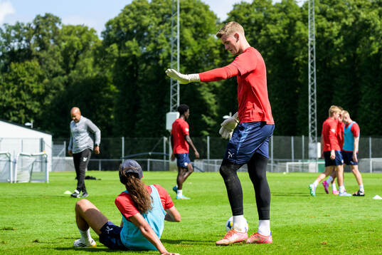 Ervin Gigovic och målvakt Johan Brattberg