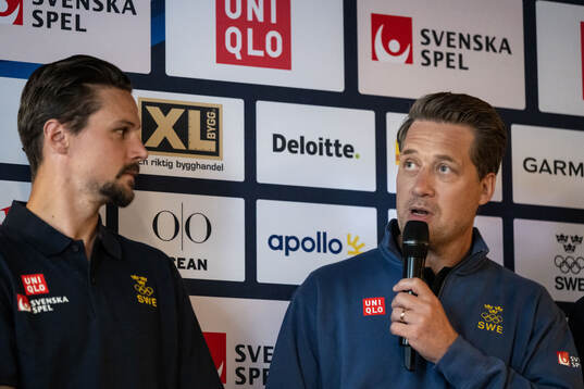 Erik Karlsson and head coach Sam Hallam of the Swedish