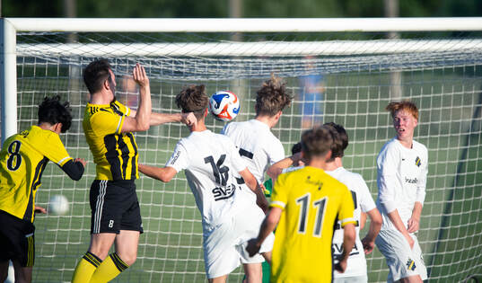 IFK Hässleholms Erjon Rama nickar in ett mål i matchens