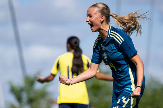 Emma Karlsson Eriksson jublar