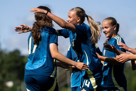 Elna Angus och Emma Karlsson Eriksson jublar