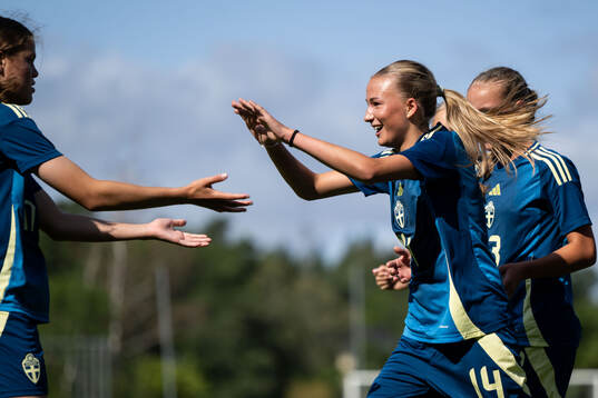 Emma Karlsson Eriksson jublar