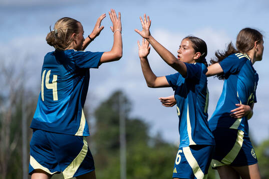 Emma Karlsson Eriksson och Isabell Jadonic jublar