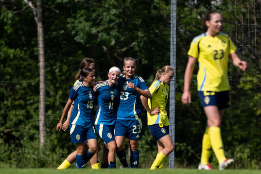 Isabell Jadonic, Milla Nyström och Maja Jernström jublar