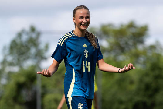 Emma Karlsson Eriksson jublar