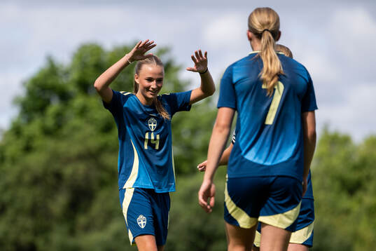 Emma Karlsson Eriksson jublar