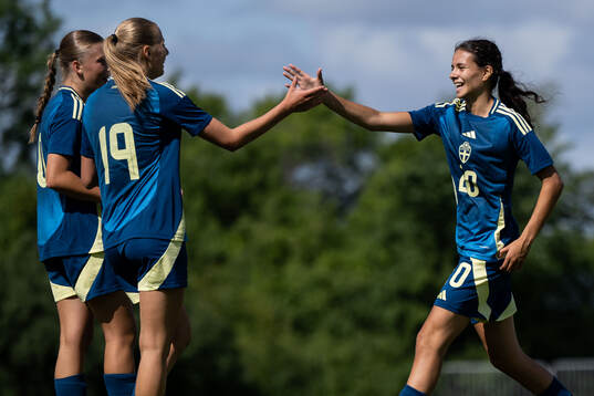 Elvira Wide och Maylin Lövgren Sarmiento jublar