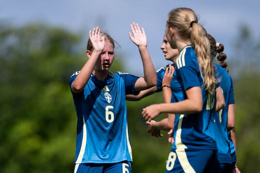 Ebba Sunnanväder jublar