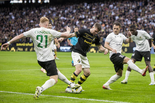 Mads Døhr Thychosen of AIK against Mark Csinger and