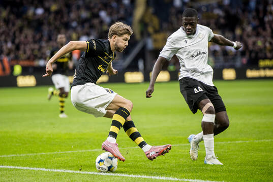 Anton Salétros of AIK and Samsindin Ouro of Györi ETO