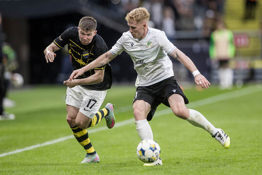 Mads Døhr Thychosen of AIK and Mark Csinger of Györi ETO
