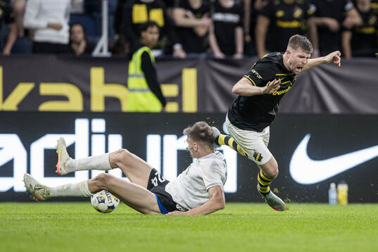 Mads Døhr Thychosen of AIK and Miljan Krpic of Györi ETO