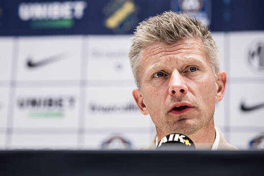 Coach Mikkjal Thomassen of AIK