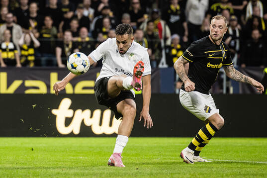 Nadhir Benbouali of Györi ETO and John Guidetti of AIK