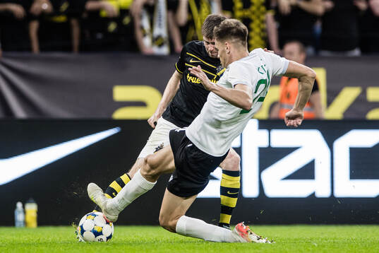 Mads Døhr Thychosen of AIK and Miljan Krpic of Györi ETO