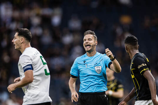 Referee Daniel Schlager