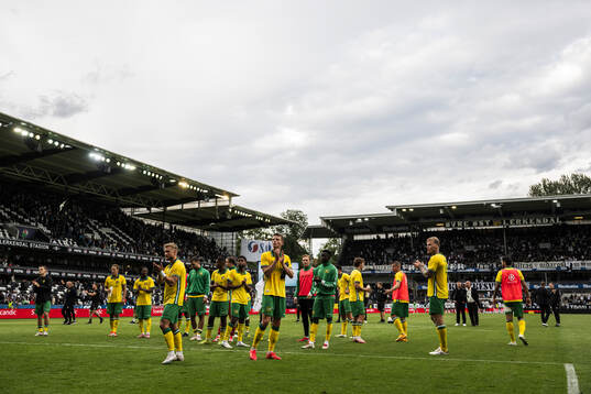 The players of Hammarby thank their supporters