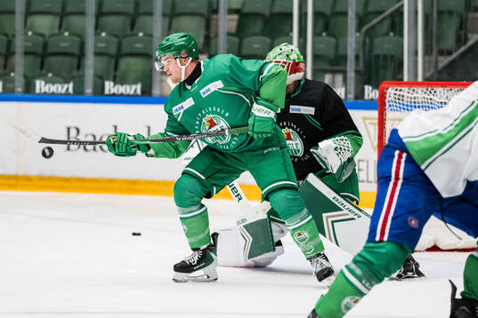 Karson Kuhlman och målvakt Arvid Holm