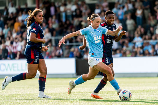 Malmö FFs Miljana Ivanovic och Rosengårds Jo-Anne Agbor
