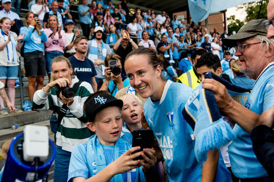 Malmö FFs Anna Plantin och supportrar jublar