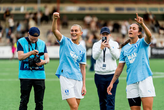 Malmö FFs Beatrice Persson och Isabella D'Aquila jublar