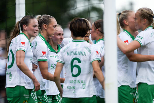 Hammarbys Ellen Wangerheim jublar med Vilde Hasund och