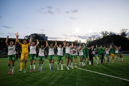 Hammarbys spelare jublar