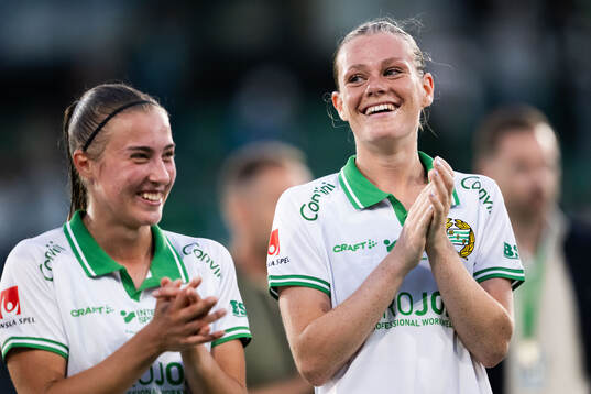Hammarbys Vilma Emilia Koivisto och Sofia Reidy jublar