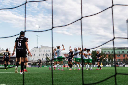 Hammarbys Anna Jøsendal jublar med lagkamrater