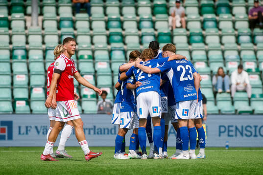 GIF Sundsvalls Taiki Kagayama jublar med lagkamrater
