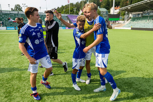 GIF Sundsvalls Taiki Kagayama jublar med lagkamrater