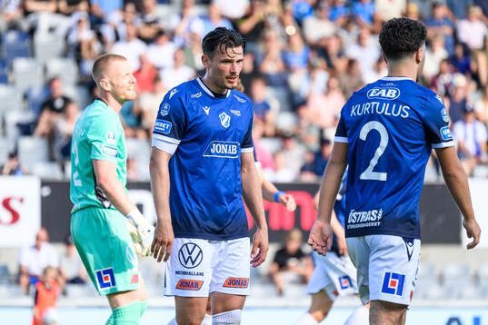 Halmstads målvakt Tim Erlandsson och Pascal Gregor deppar