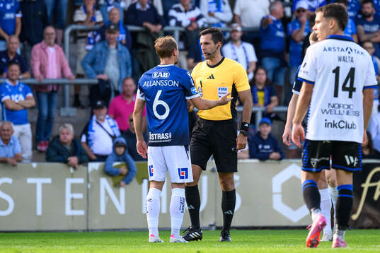 Halmstads Joel Allansson i samtal med domare Granit