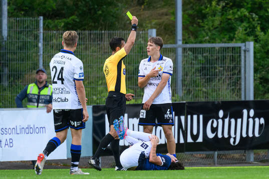 Sirius Marcus Lindberg tilldelas gult kort av domare Granit