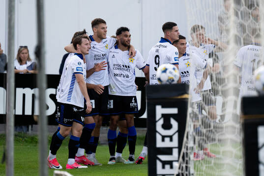 Sirius Robbie Ure jublar med lagkamrater