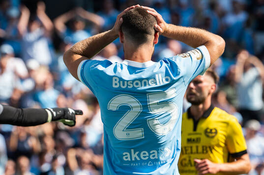 Malmö FFs Gabriel Busanello deppar