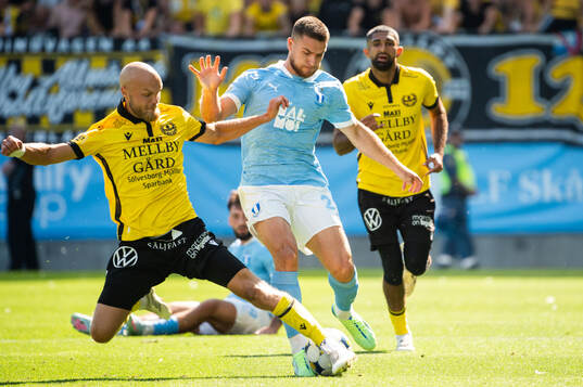 Mjällbys Viktor Gustafson och Malmö FFs Gabriel Busanello