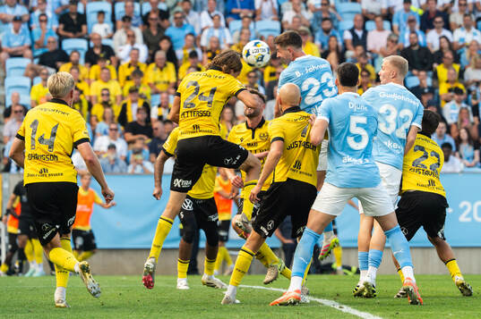 Mjällbys Tom Pettersson och Malmö FFs Lasse Berg Johnsen