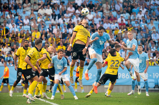 Mjällbys Tom Pettersson och Malmö FFs Andrej Djuric