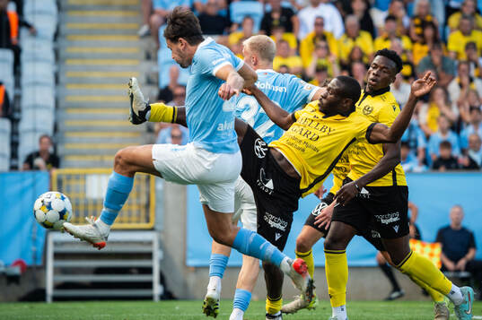 Malmö FFs Stefano Vecchia och Mjällbys Christian