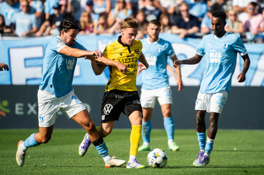 Mjällbys Jeppe Kjaer mot Malmö FFs Stefano Vecchia och