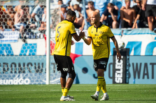 Mjällbys Viktor Gustafson jublar med Abdullah Iqbal