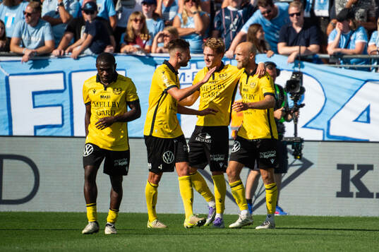 Mjällbys Viktor Gustafson jublar med lagkamrater