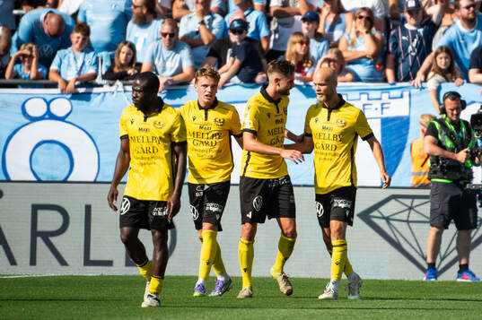 Mjällbys Viktor Gustafson jublar med lagkamrater