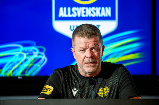 Mjällbys tränare Anders Torstensson på en presskonferens